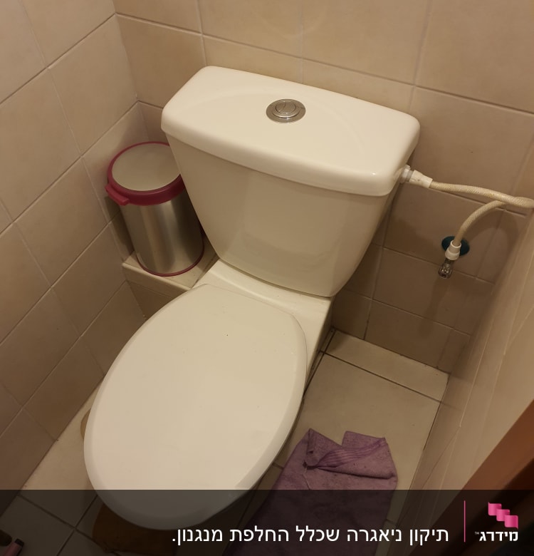 אסלה עם חיבור צינור מים